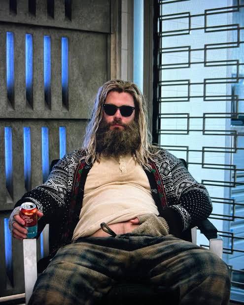 Imagem que mostra uma mulher negra de cabelo crespo e branco e de óculos